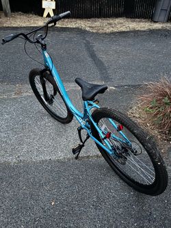 🚲 Schwinn Step-Through Bike – Lightly Used – Excellent Condition  Description: Selling my Schwinn bicycle. I bought it about 2 years ago and have onl