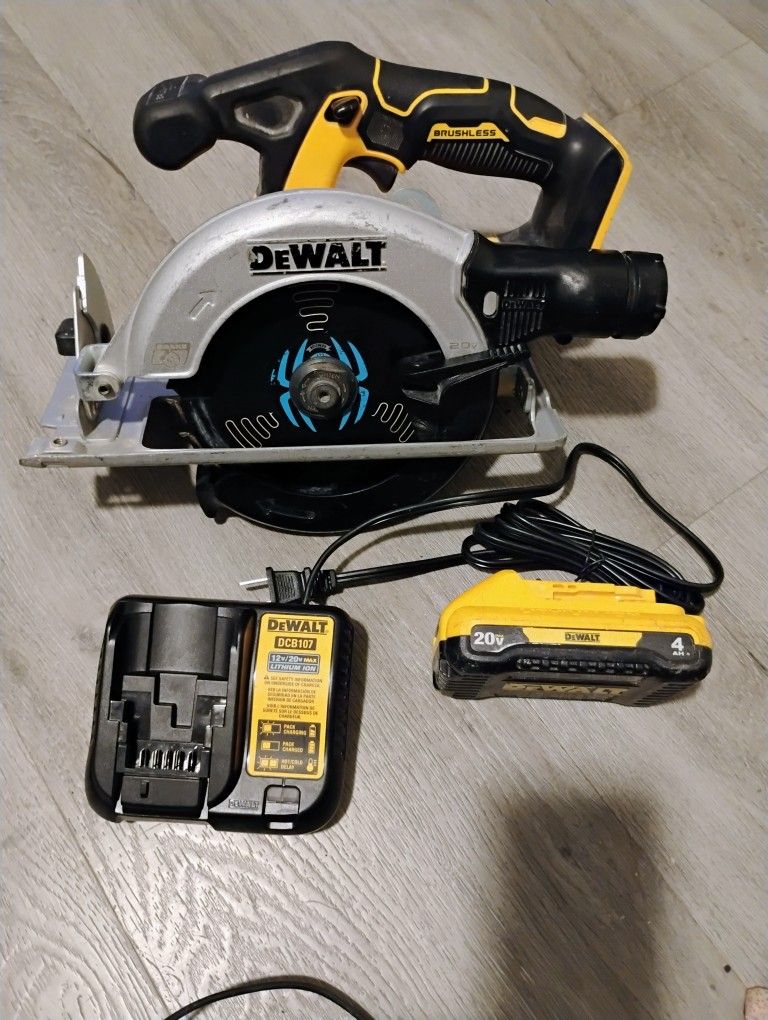 Dewalt circular saw 20v W/Battery 