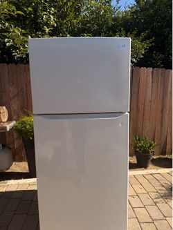 LG White Refrigerator Super Clean