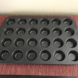 LIKE NEW Oneida 24 Mini Cup Non-Stick Muffin / Tart / Cup Cake Pan
