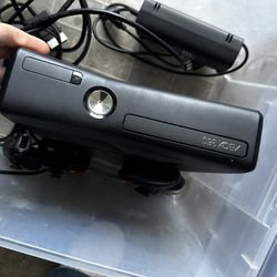 Xbox 360 Scon w/kinects + Disney Infinity 