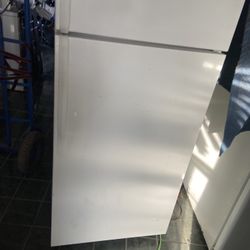 EXCELLENT RUNNING WHITE WHIRLPOOL FRIDGE. 18 cu. Ft. NOT MISSING  ANYTHING! DEPENDABLE. COME SEE IT RUN IN MARRERO. 
