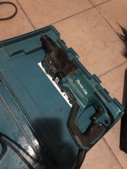 Makita concrete hamme drill. Hr2621