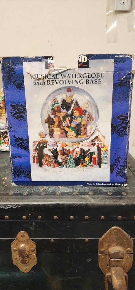 Musical Waterglive With Revolving Base