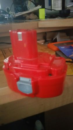 MAKITA 18V. NEW CONDITION BATTERY (OLD STYLE )