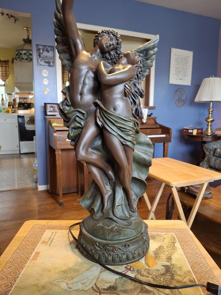 STUNNING GORGEOUS LOOKING VINTAGE VINTAGE CAST RESIN CLASSICAL CUPID PSYCHE LAMP