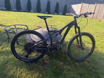 Specialized stumpjumper XL . Carbon handlebar, upgraded 1x11 group set, hydraulic breaks and seat post