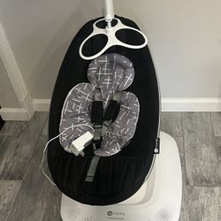 4 Moms MamaRoo Swing With Babocush