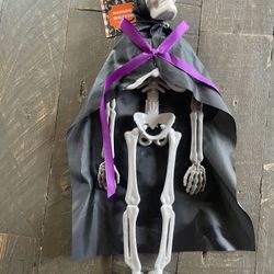 NEW - Hanging Vampire Skeleton For Jeep, Garage, Man Cave, She Shed Halloween