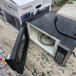 MICROWAVE OVEN  LITLL USED  VERY GOOD CONNDISHIN 19X11.5 