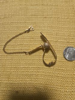 Gold tone vintage glove clip