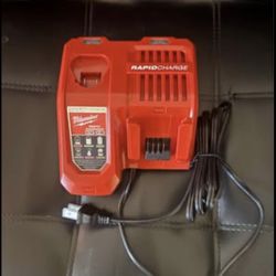 Milwaukee M12 and M18 12-Volt/18-Volt Lithium-Ion Multi-Voltage Rapid Battery Charger