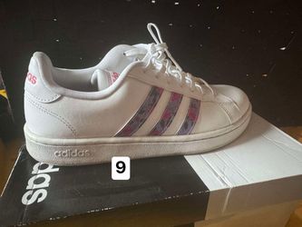 New women’s shoes size 9