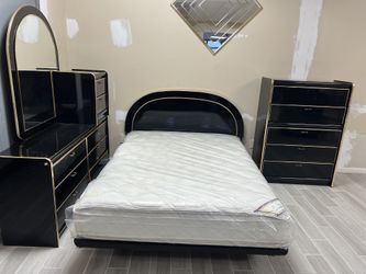 QUEEN SIZE MATTRESS AND BOX AND BED FREAM DRESSRES AND MIRROR CHEST NIGHSTENDS FREE DELIVERY 🚚 