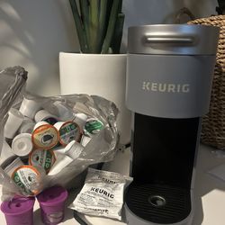 Keurig + tons of k cups pods + cleaner + 2 pods for coffee grounds