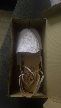 Size 7 women’s white huaraches