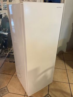 Insignia Upright Freezer by Best Buy – Clean & Works Great