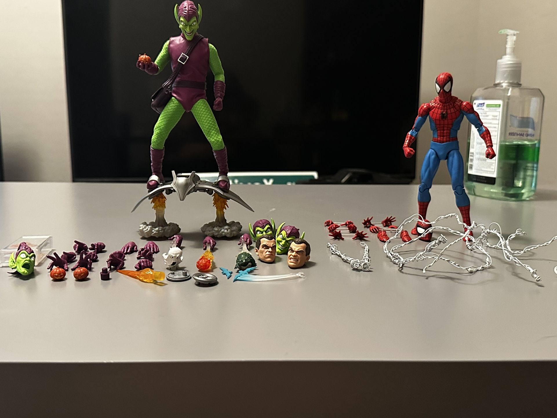 Mezco Green Goblin & Mafex Spiderman 185