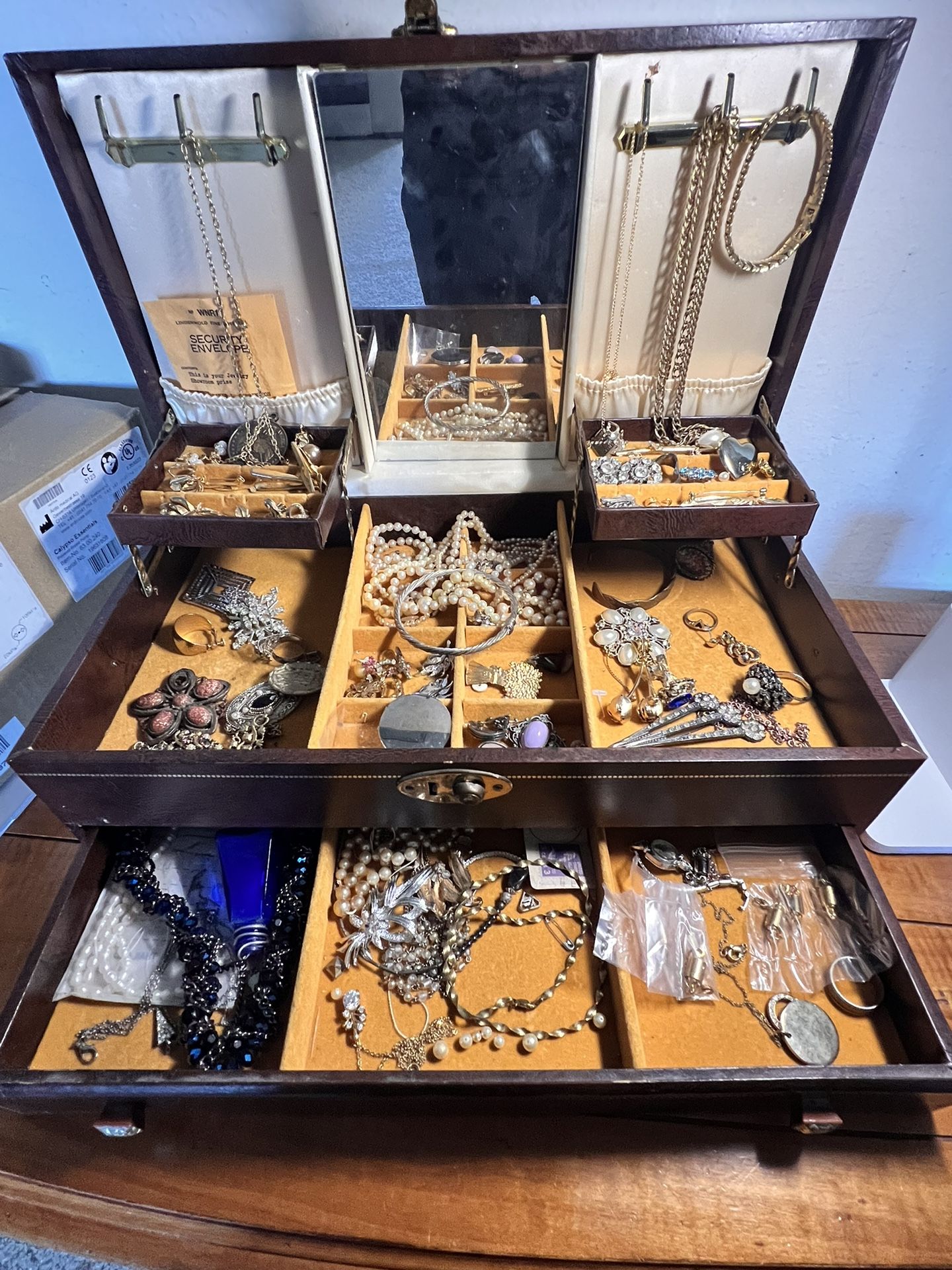 JEWELRY BOX WITH LOTS OF VINTAGE JEWELRY FOR SALE