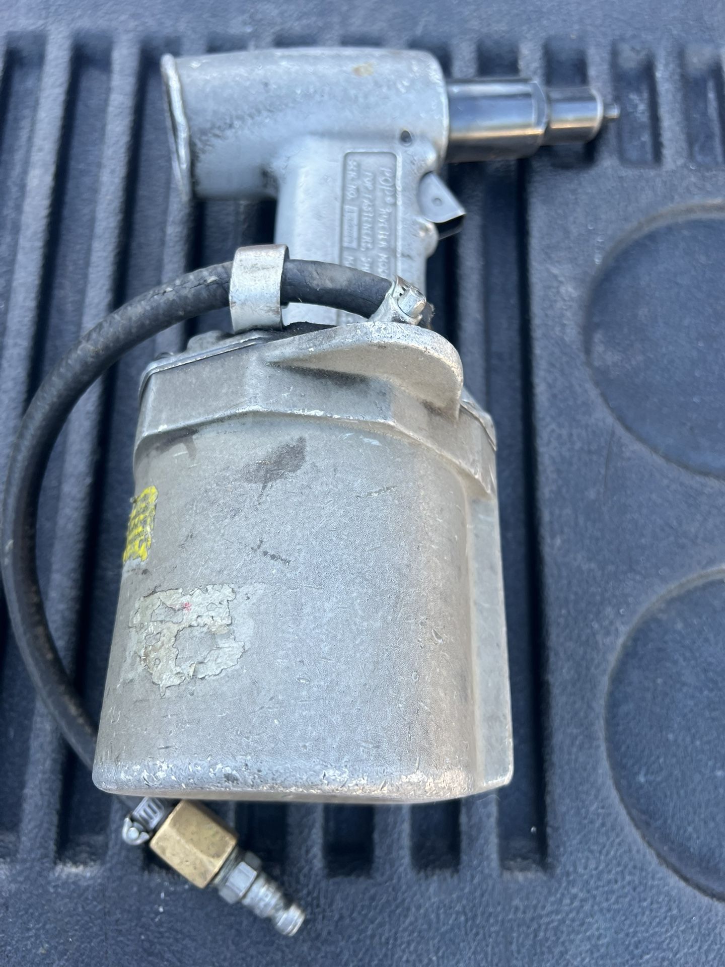 RIVET GUN