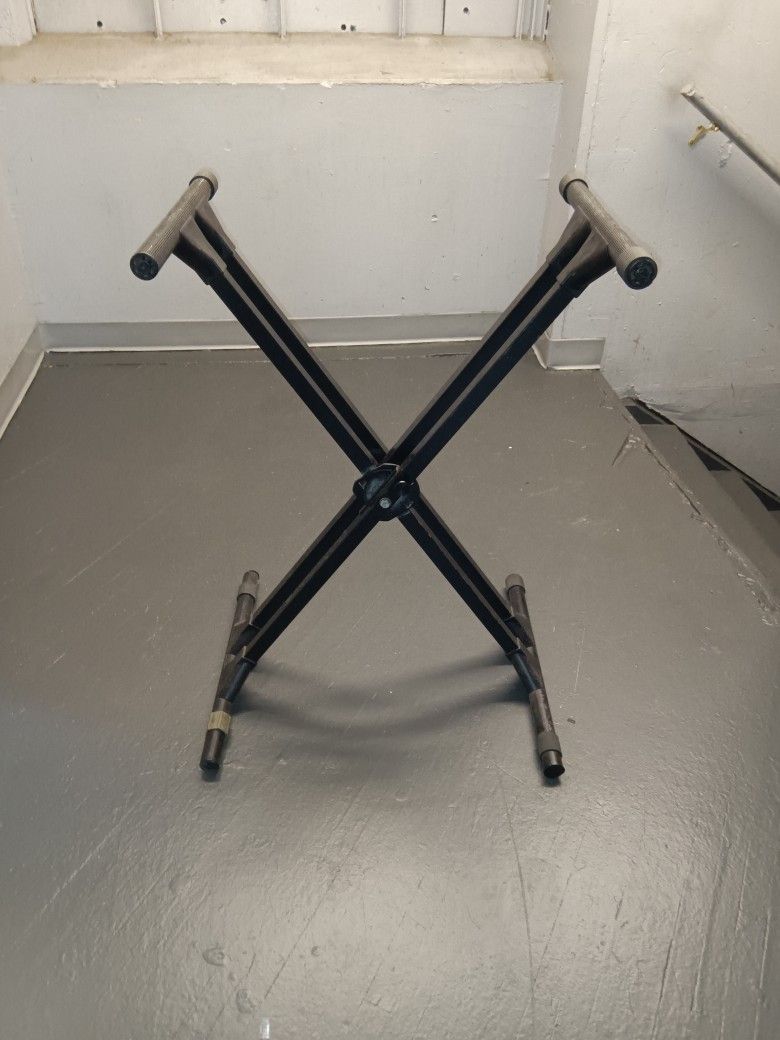 Used Ultimate KEYBOARD STAND 