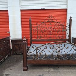 King Sz Bedroom Set With Boxspring Good Condition 