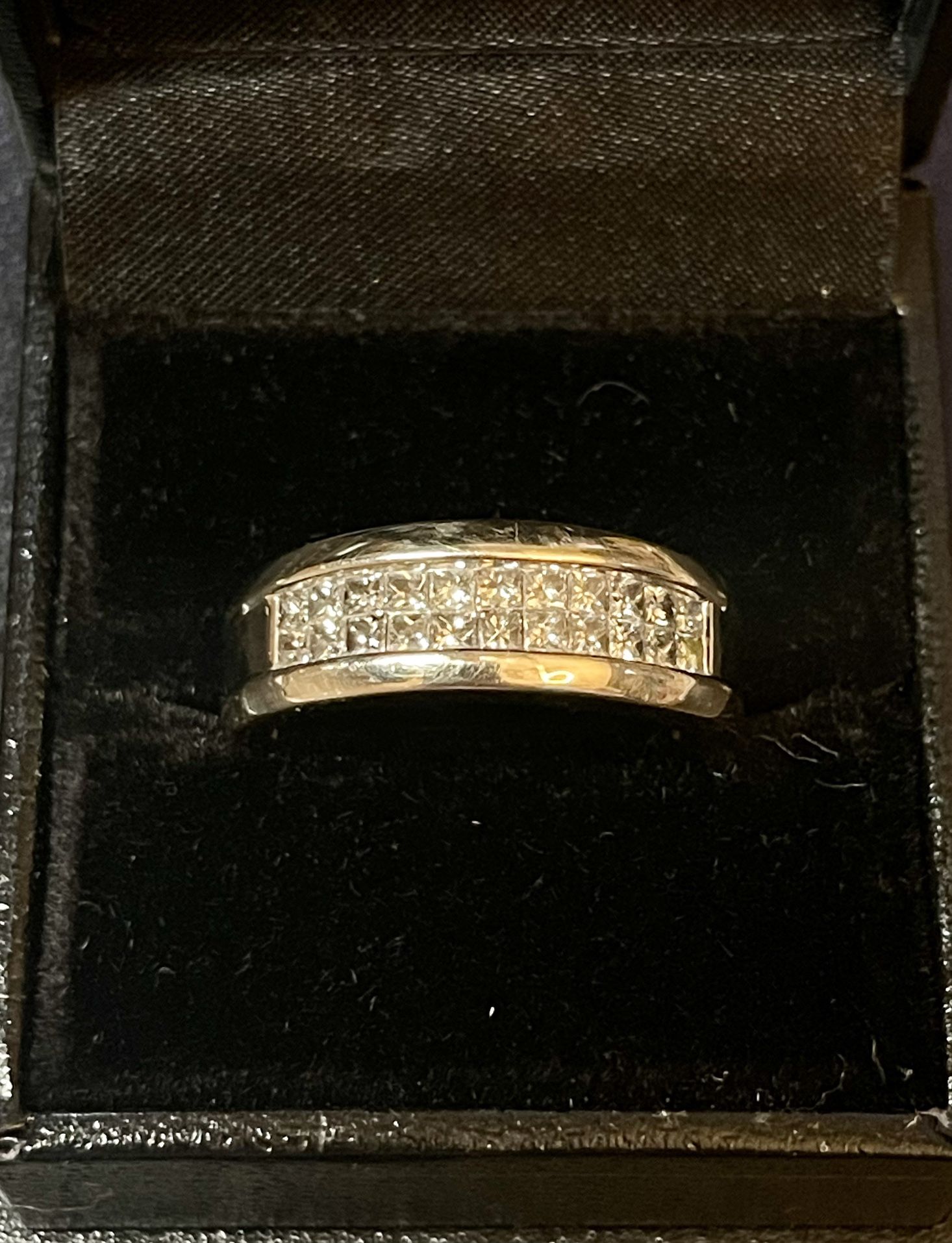 1q-14k White Gold Ring. Princess Cut