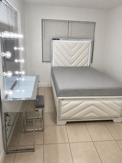 Full size bed with mattress /Cama Full con Colchón