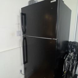 60″ Insignia Top Freezer Refrigerator