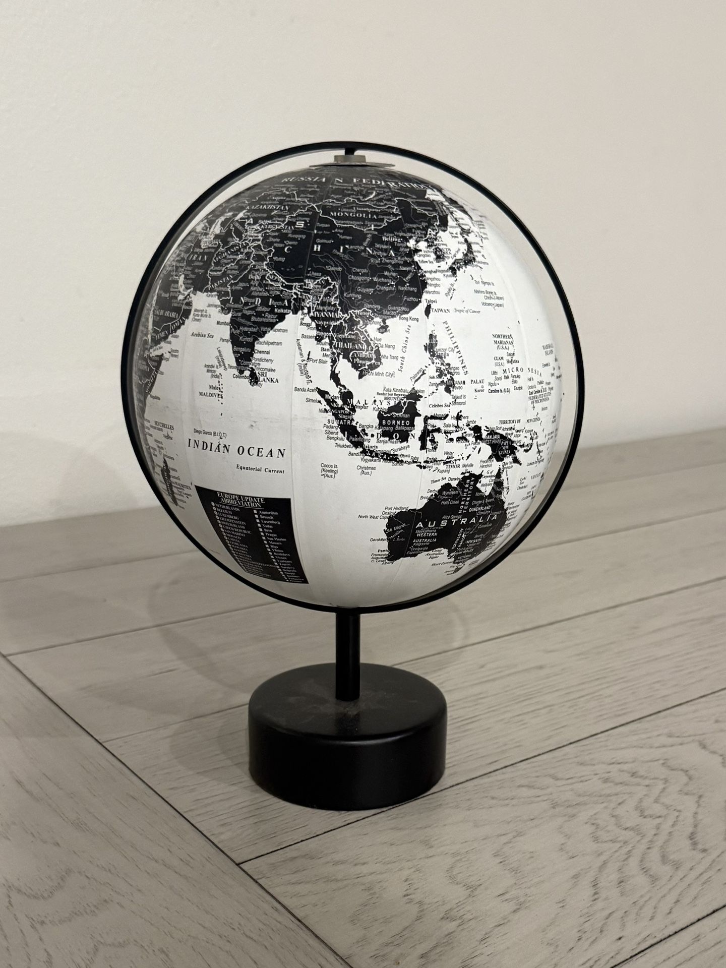 Globe Black/White