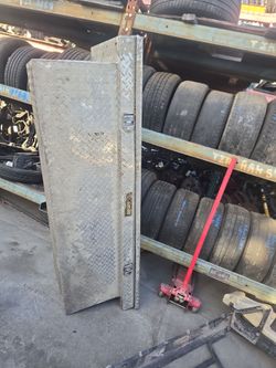 Truck tool box