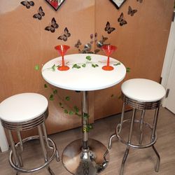 RETRO TABLE SET OFF TABLE WITH RETRO STOOLS