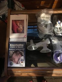 Breastfeeding kit never used I bottled fed!!!!good for new moms who wanna breast feed!!!💜💜