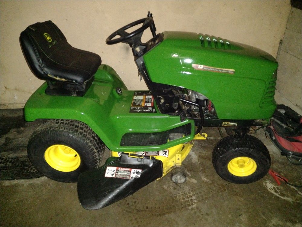 John Deere LX176 Lawn Tractor