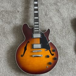 Grote Semi-hollow guitar 