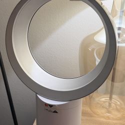 Dyson Table Fan – Like New (Includes Remote)