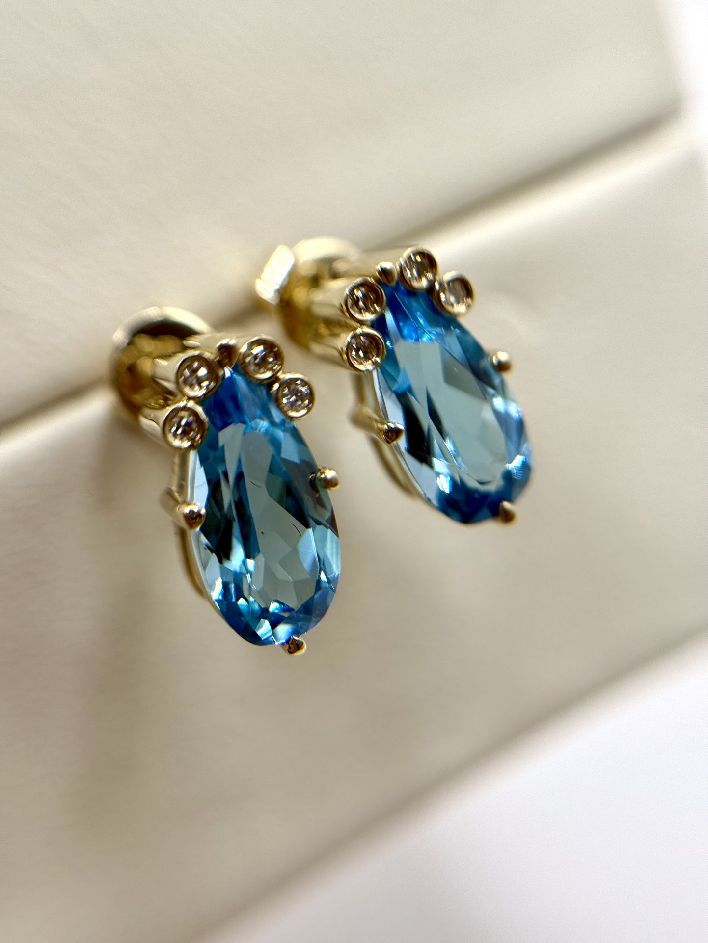 NWOT 9K Yellow Solid Gold 2.825ct Blue Topaz Pear Cut/0.04ct Diamonds Earrings