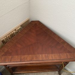 Ethan Allen Corner Table 24 1/2 X 30 X 25in