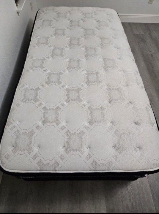 Sealy Posturepedic Twin Mattress and Box 