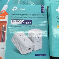 TP-Link AV1000 Powerline Ethernet Adapter(TL-PA7017P KIT)- Gigabit Port, Plug and Play, Extra Power Socket for Additional Devices, Ideal for Smart TV