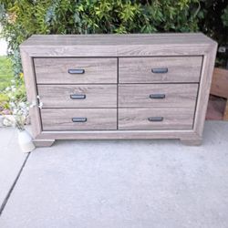 Dresser Six Drawers Excellent Condition 59 1/2" W X 37 1/2" T X 16" D