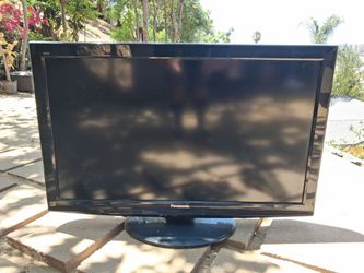 Panasonic TC-L37C22 LCD TV  used  37"