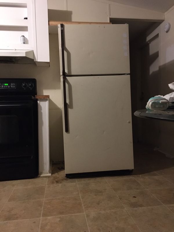 Used GE refrigerator...works great....older model for Sale in Dallas