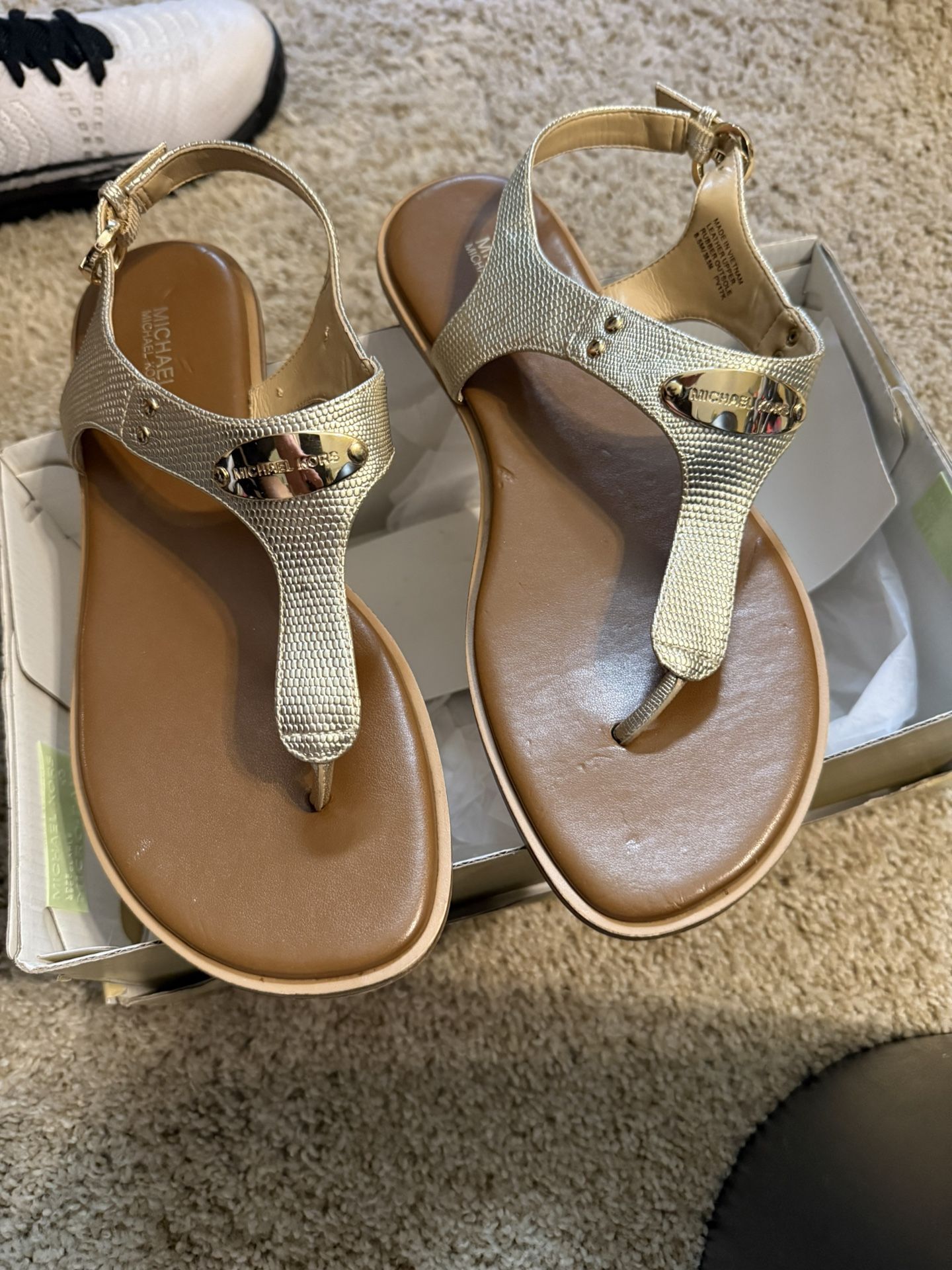 Michael Kors MK Plate Mini Logo Metalic Gold T Strap Thong Sandals, Size 8.5
