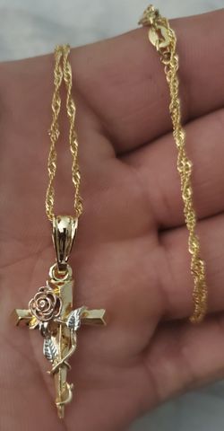 Rosa en la cruz de oro laminado con cadena de 20 pulgadas de larga