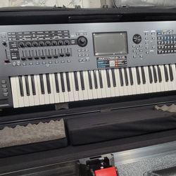 Yamaha Montage 7 76 key Synthesizer with "Gator" carrying case.