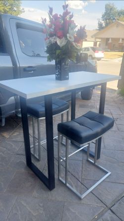 Tall heavy metal table with brand New Barstools
