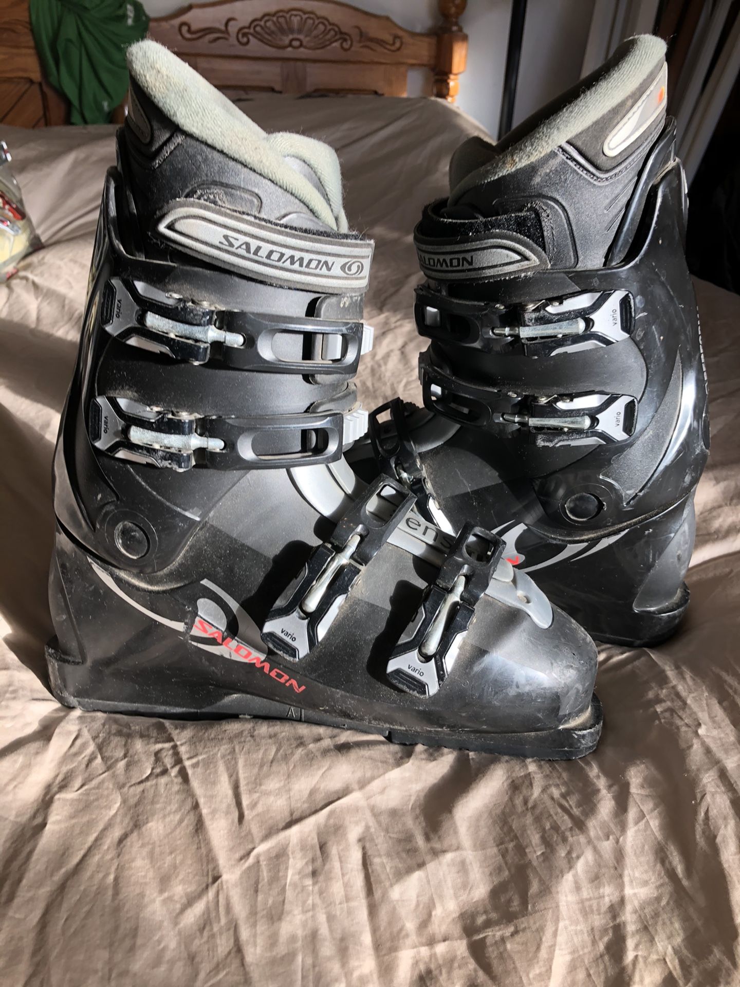 New Salomon Ski Boots Men’s 10-11 Women’s 11-12