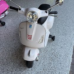 Vespa Electric Motorcycle With Training Wheels