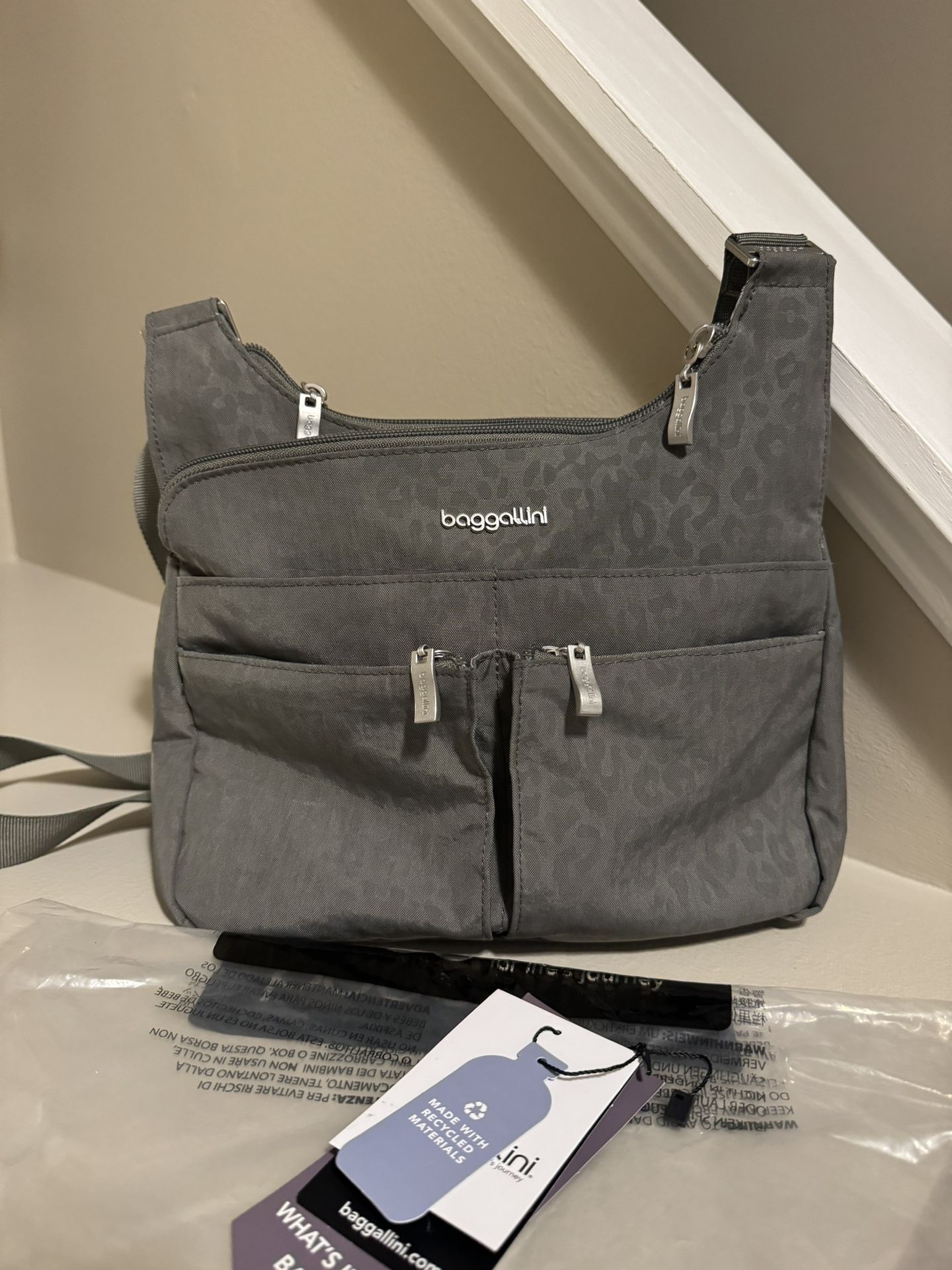 Baggallini Cheetah Gray Cross Over Crossbody Purse Bag Lots Of Compartments!